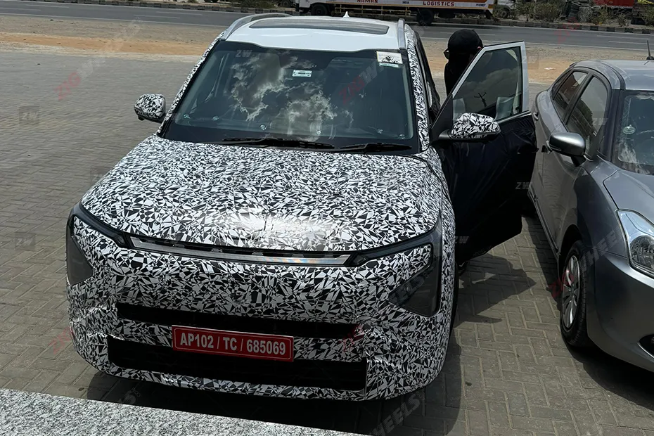 Kia Carens Spied 1.webp