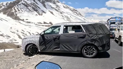 Kia Carens फेसलिफ्ट को मनाली के पास टेस्टिंग के दौरान देखा गया