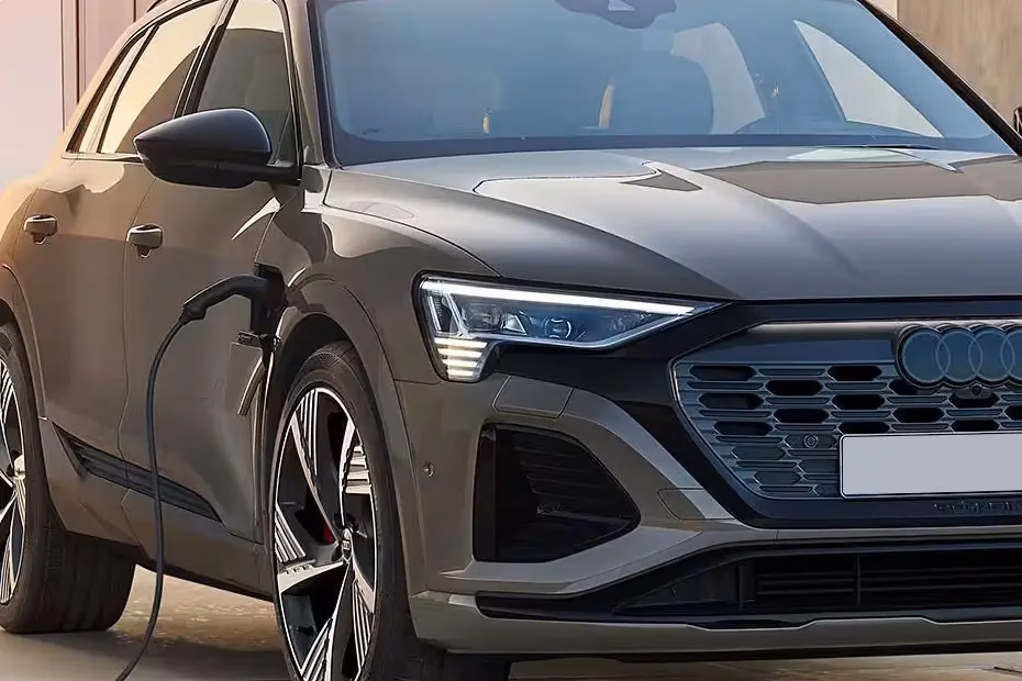Audi Q8 e-tron Front Side View Audi Q8 e-tron Front Side View