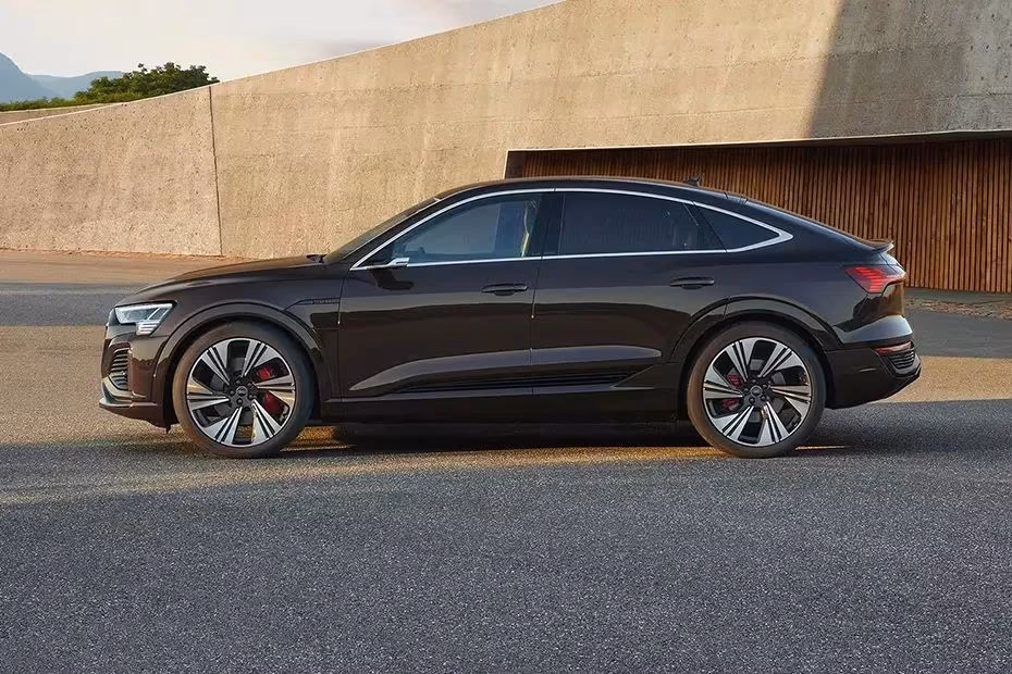 Audi q8 e-tron Sportback Left Side View Audi q8 e-tron Sportback Left Side View