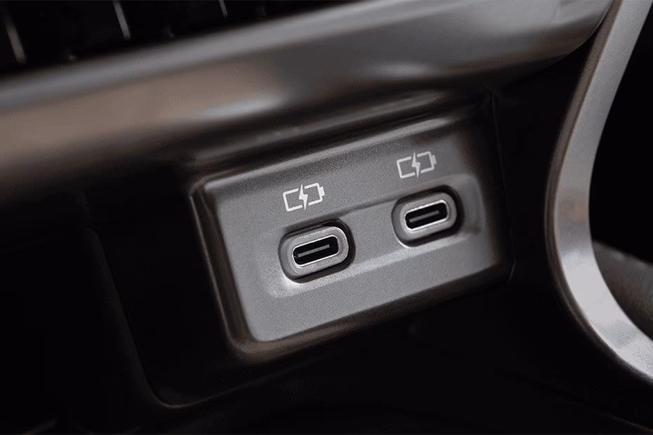 Lexus-RX_350h_dual-charging-point Lexus-RX_350h_dual-charging-point