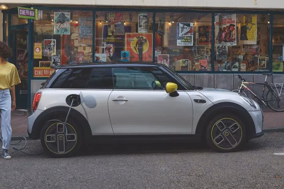 Mini Cooper SE right side view Mini Cooper SE right side view