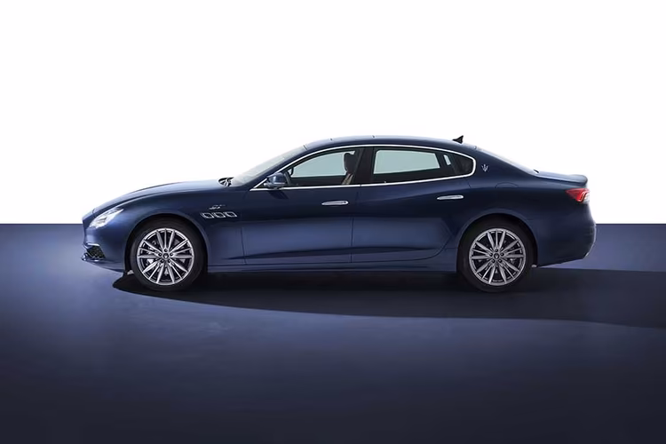 Maserati Quattroporte left side view Maserati Quattroporte left side view