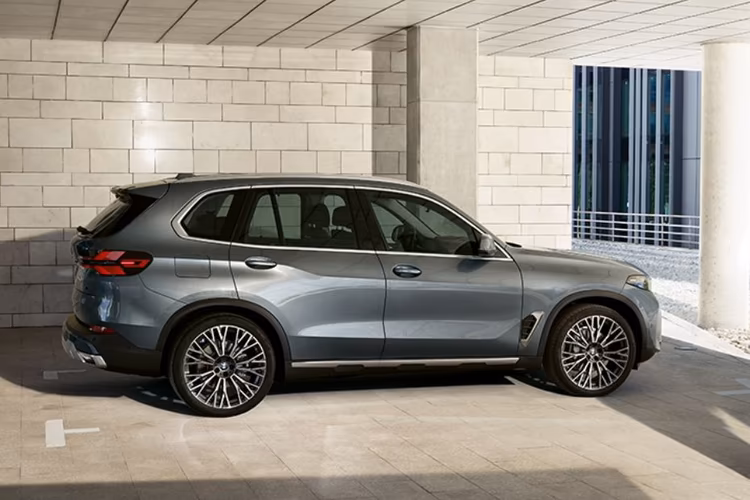 BMW X5 Facelift Right Side View BMW X5 Facelift Right Side View