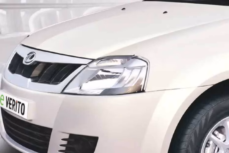 Mahindra E Verito Headlight Mahindra E Verito Headlight