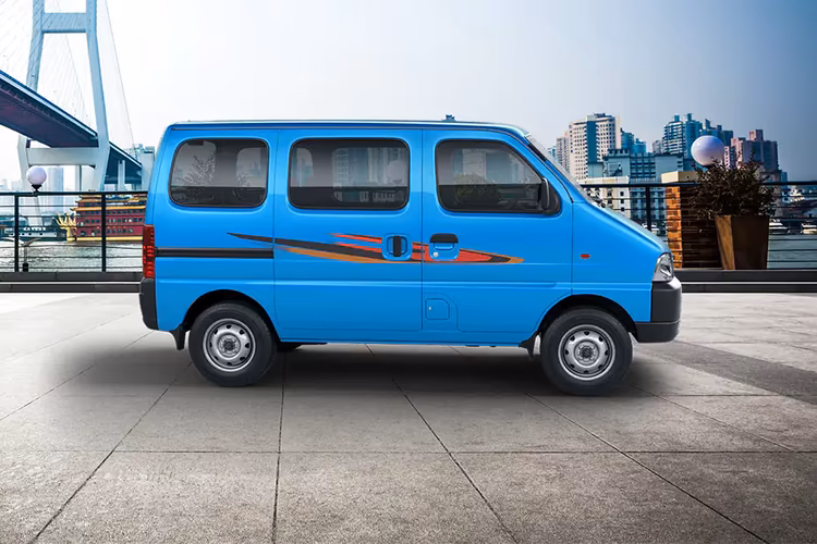 Maruti Eeco right side view