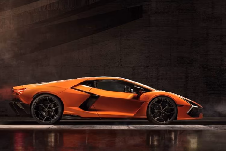 Lamborghini Revuelto Right Side View Lamborghini Revuelto Right Side View