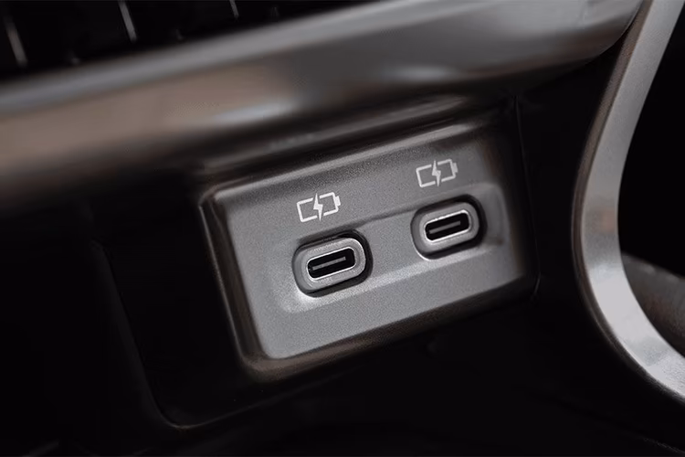 Lexus-RX_350h_dual-charging-point Lexus-RX_350h_dual-charging-point