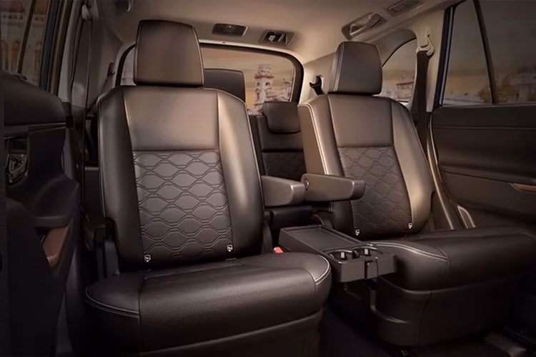 Maruti-Invicto_2nd-row-seats Maruti-Invicto_2nd-row-seats