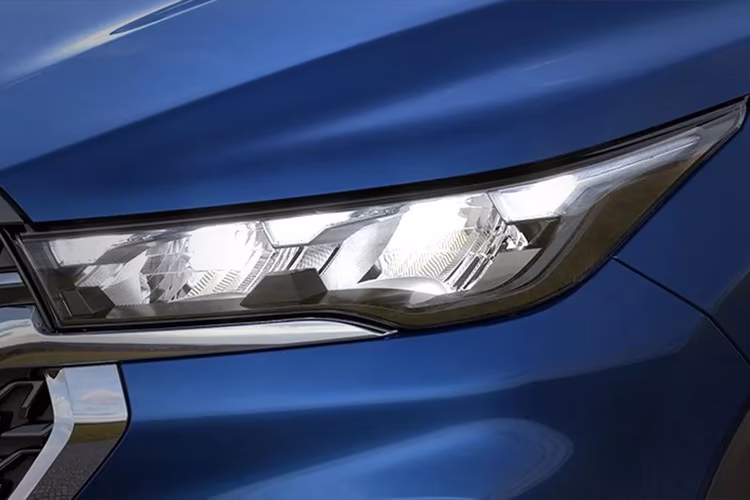 Maruti-Invicto_headlight Maruti-Invicto_headlight