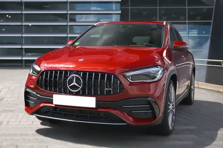 Mercedes-Benz AMG GLA35 Front View Mercedes-Benz AMG GLA35 Front View