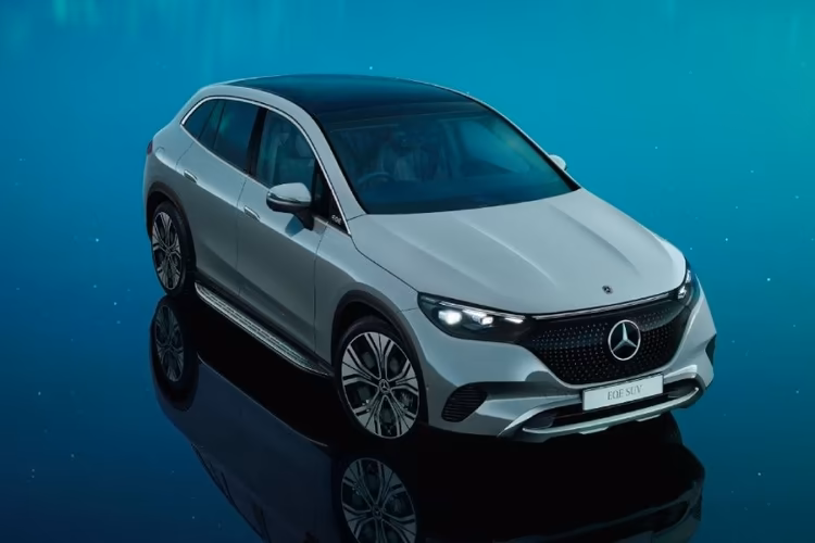 Mercedes-Benz EQE Right Side Front View Mercedes-Benz EQE Right Side Front View
