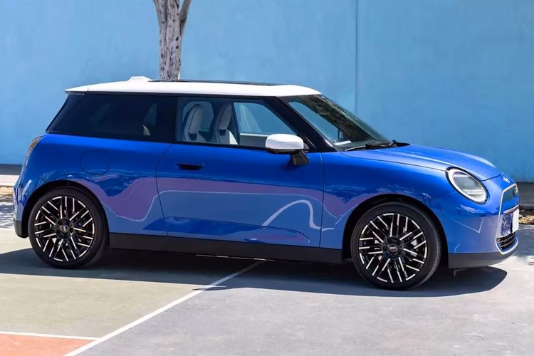 Mini Cooper SE 2024 Side View Mini Cooper SE 2024 Side View