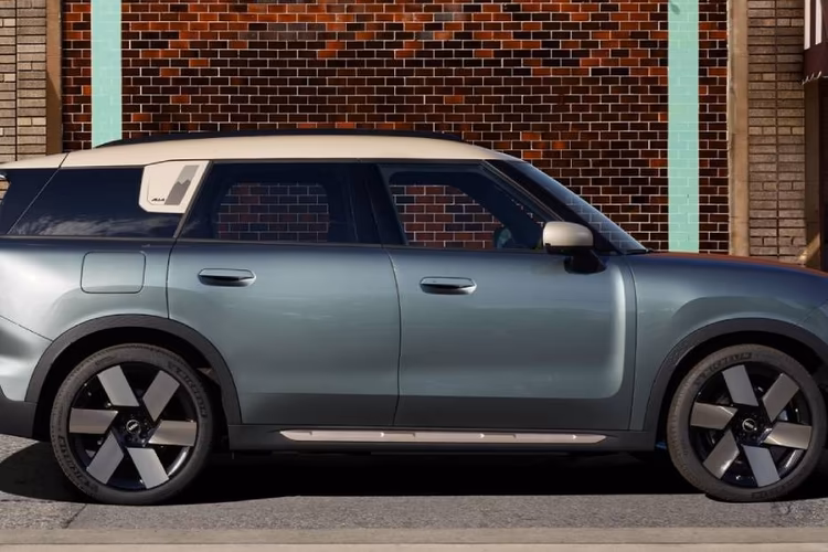 Mini Countryman Electric Right Side View Mini Countryman Electric Right Side View