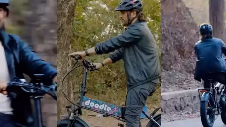 MS Dhoni ने भारत में बनी Doodle V3 इलेक्ट्रिक बाइक की सवारी करते हुए देखा MS Dhoni ने भारत में बनी Doodle V3 इलेक्ट्रिक बाइक की सवारी करते हुए देखा