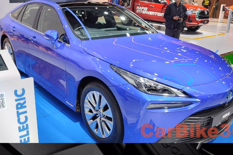 Toyota Mirai Front Right Three Quarter Toyota Mirai Front Right Three Quarter