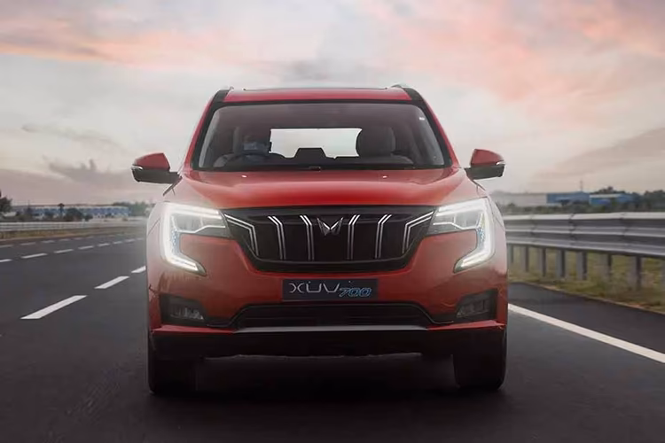 Mahindra XUV700 Front View Mahindra XUV700 Front View