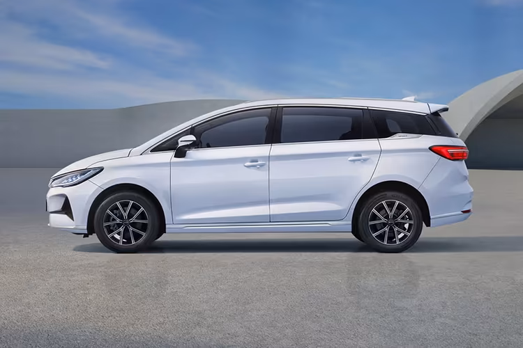 BYD eMax 7 Left Side View BYD eMax 7 Left Side View