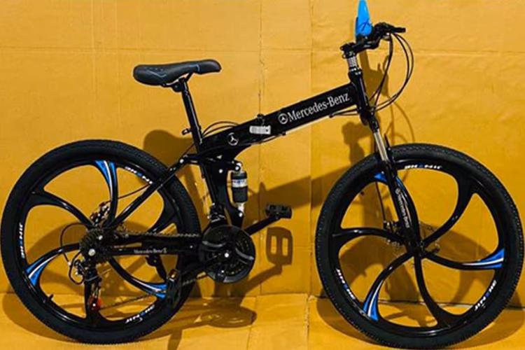 Mercedes HOTWHEELS Black MERCEDES BENZ SLEEK CYCLE Mercedes HOTWHEELS Black MERCEDES BENZ SLEEK CYCLE