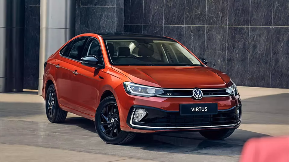 Impressive grille with integrated LED headlamps with DRLs and chrome front wing with glossy black accents Impressive grille with integrated LED headlamps with DRLs and chrome front wing with glossy black accents