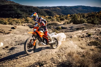 2025-ktm-390-enduro-r-first-look (3).webp