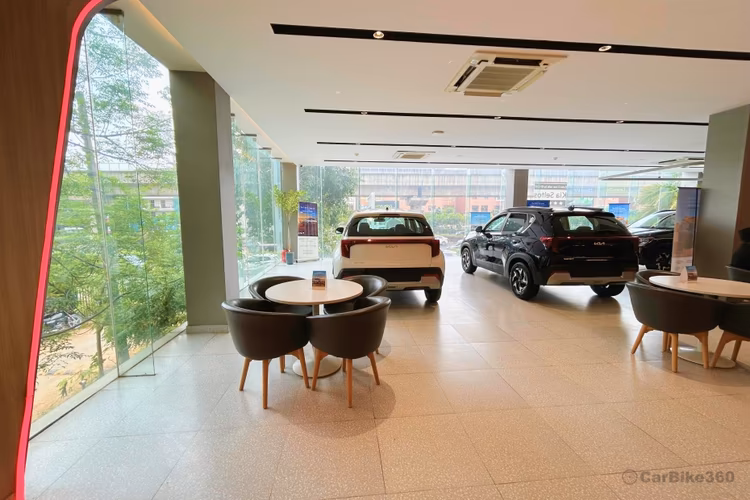 Frontier Kia - Golf Course Road Showroom Customer Lounge Area