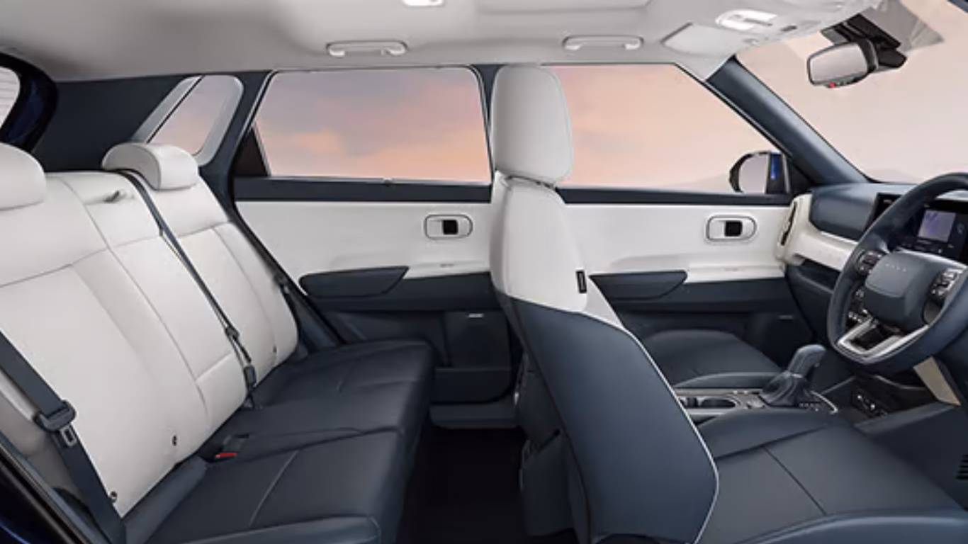 Spacious cabin - Ample head room, shoulder room and knee room Spacious cabin - Ample head room, shoulder room and knee room