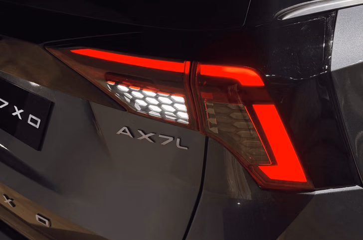 Mahindra XUV 7XO LED Tail Lamps
