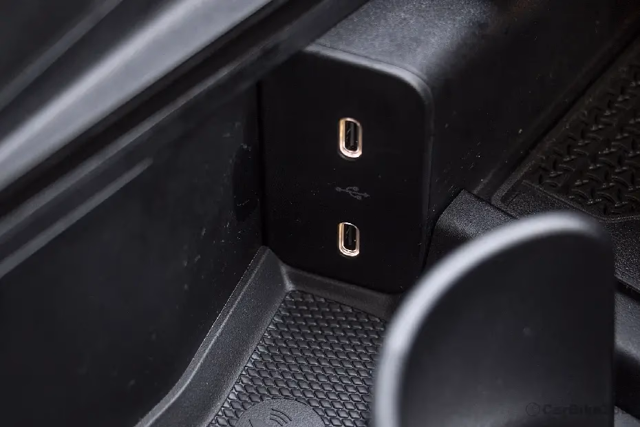 Mercedes-Benz E-Class USB Port