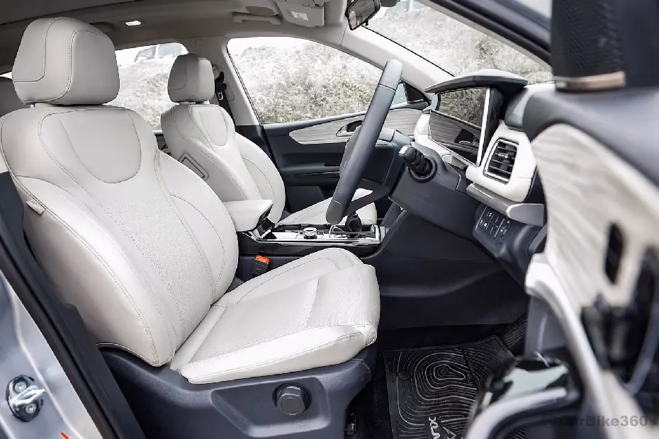Mahindra XUV700 Front Seats