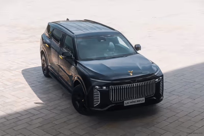 VinFast Lac Hong 900 LX