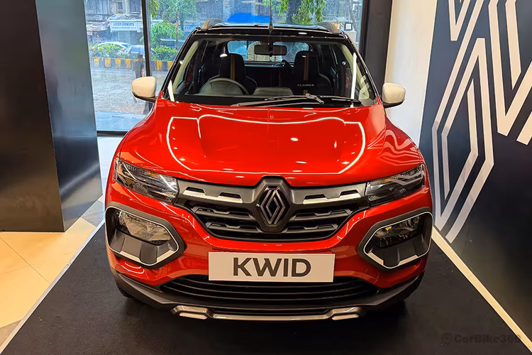 Renault Kwid Fiery Red With Mystery Black Roof Bold Front view Renault Kwid Fiery Red With Mystery Black Roof Bold Front view