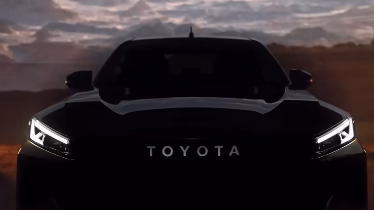 Toyota Hilux को अपडेट डिज़ाइन और एडवांस केबिन फीचर्स के साथ दिखाया गया है Toyota Hilux New Teaser Reveals Design Update and Cabin Upgrades
